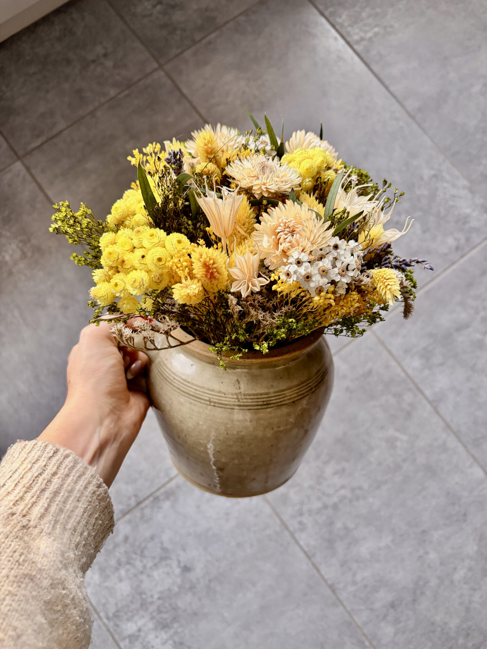 bouquets artisanal et unique  fantasia jaune dans une jarre ; Bouquets de fleurs séchés uniques et artisanales