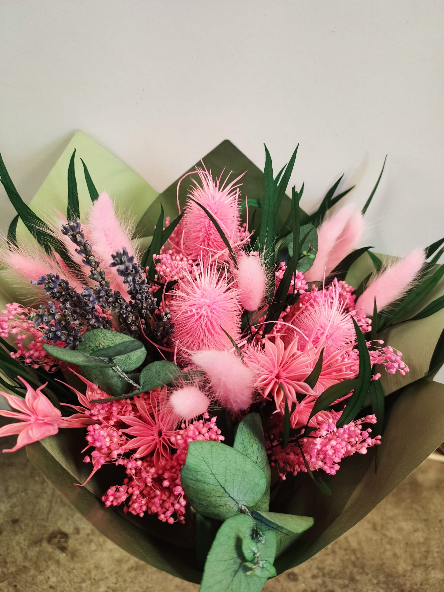 bouquet séchés artisanal et unique jolie rose retravaillé pour proposé un bouquet avec plus de modernismes et de senteur avec la lavande 